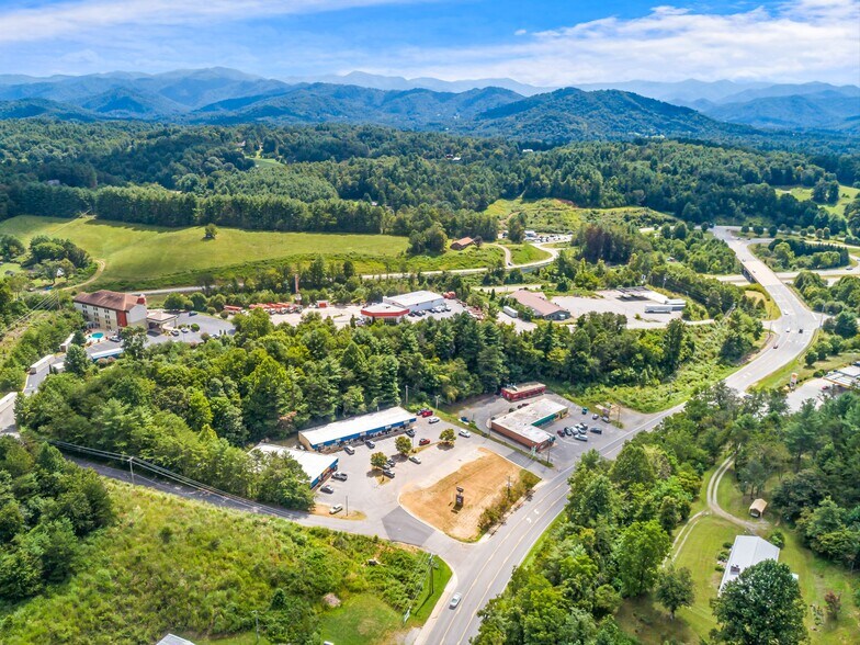 695 Carl Eller Rd, Mars Hill, NC à louer - Photo de l’immeuble – Image 3 sur 24