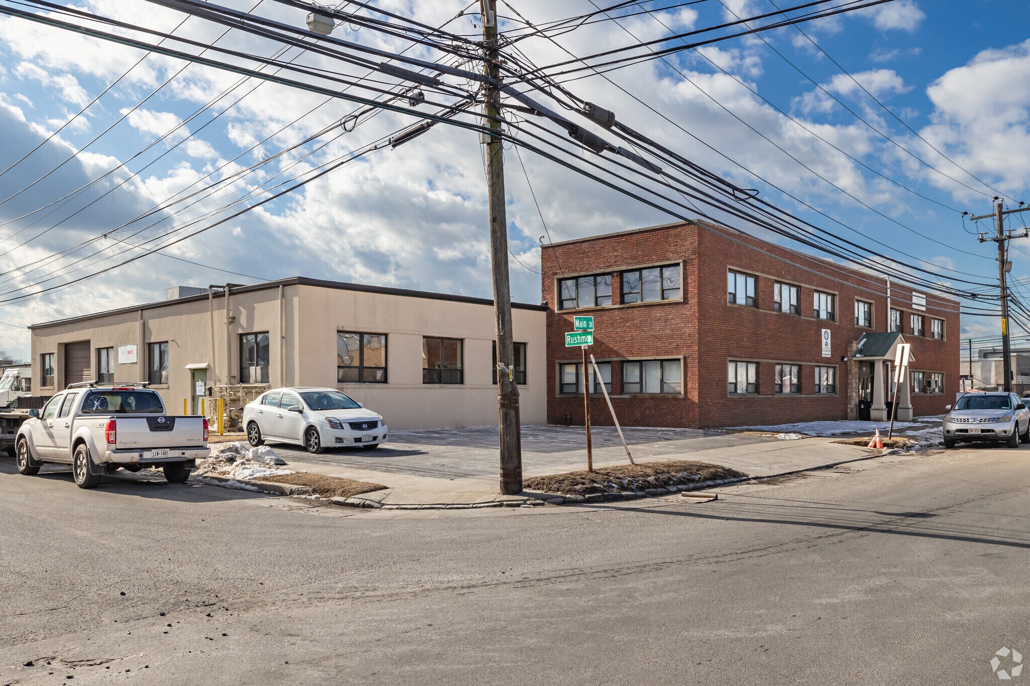 75 Rushmore St, Westbury, NY à vendre Photo de l’immeuble– Image 1 sur 5
