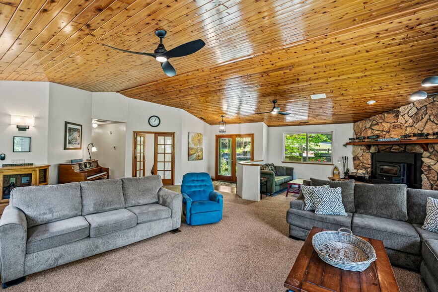 11744 Galice Rd, Merlin, OR à vendre - Photo de l’immeuble – Image 2 sur 74