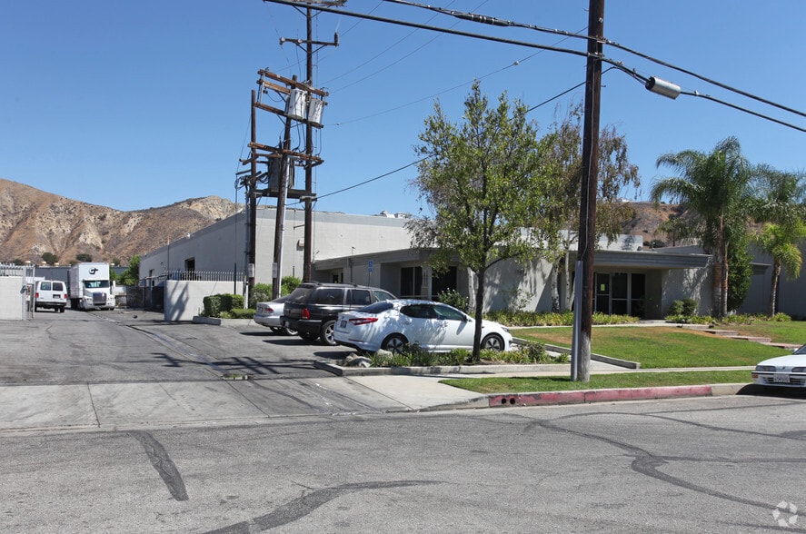 12424 Gladstone Ave, Sylmar, CA à louer - Photo de l’immeuble – Image 2 sur 15