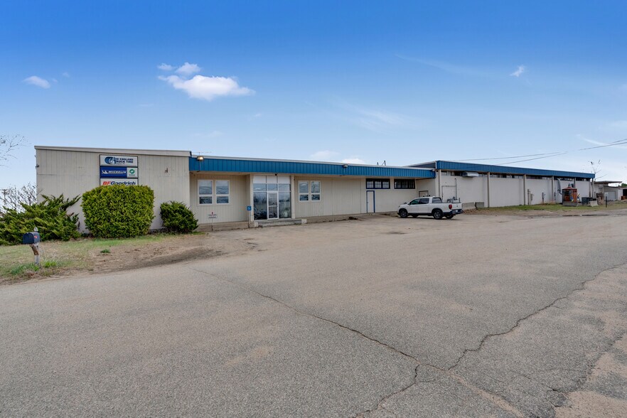 38 Rainbow Ln, Sanford, ME à vendre - Photo principale – Image 1 sur 38