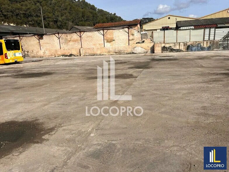 Local d’activités dans La Trinité à louer - Photo de l’immeuble – Image 2 sur 8