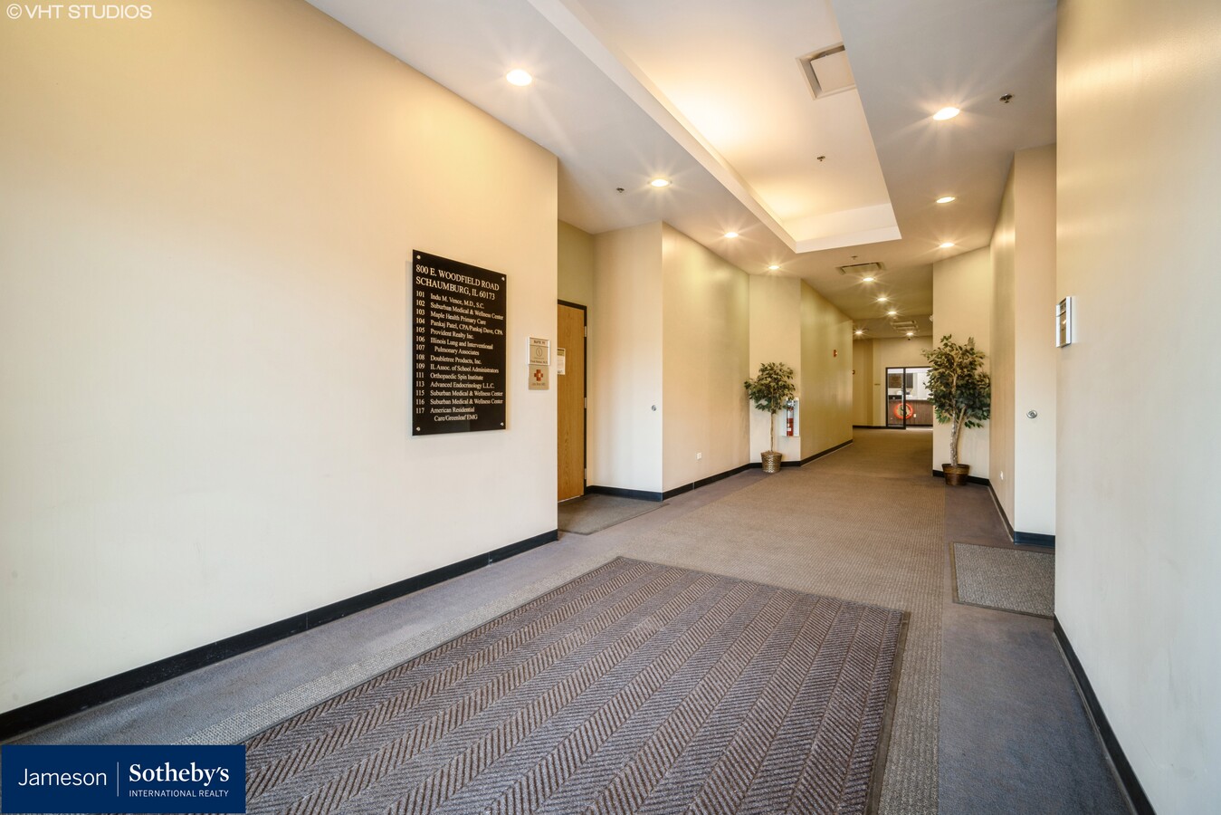 800 E Woodfield Rd, Schaumburg, IL 60173 - Lot 115-116 -  - Hall d’entrée - Image 1 of 9