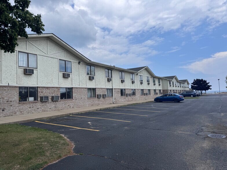 4270 N US 23 Hwy, Oscoda, MI à vendre - Photo principale – Image 1 sur 12