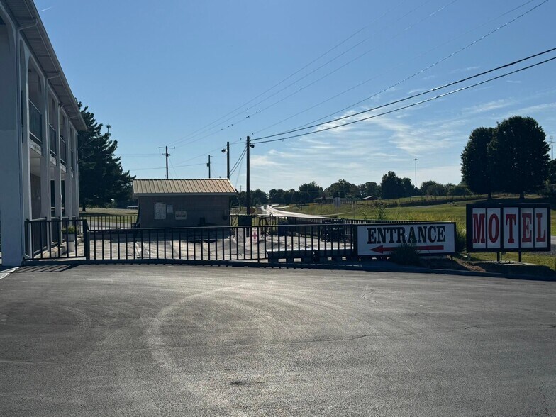 990 Maple St, Russell Springs, KY à vendre - Photo de l’immeuble – Image 3 sur 29