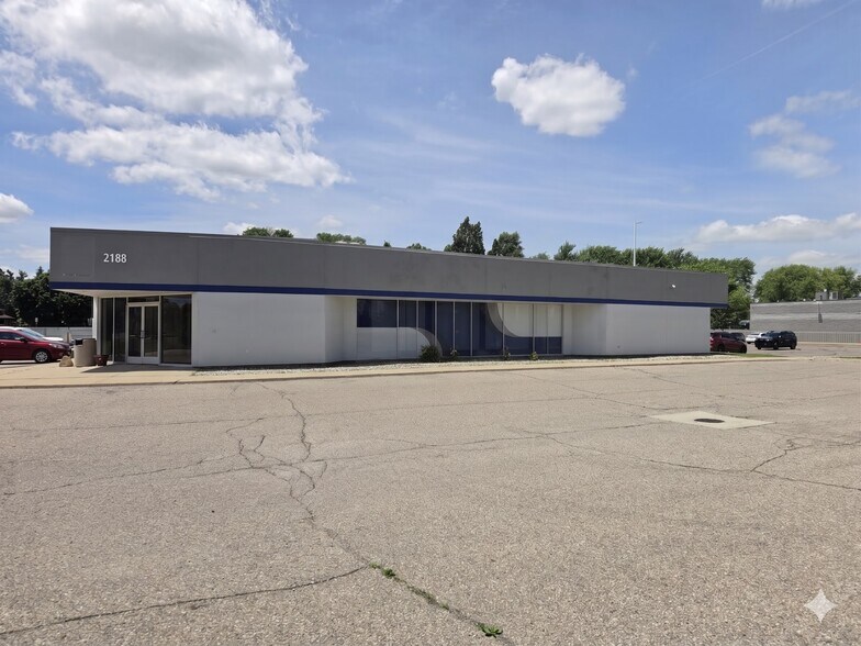 2188 S Center Rd, Burton, MI à vendre - Photo principale – Image 1 sur 23