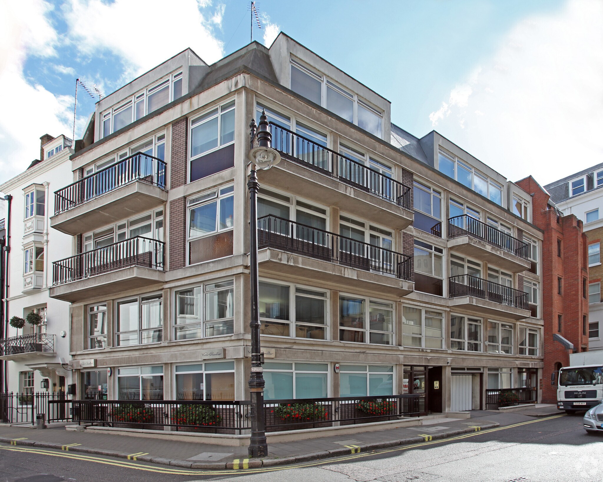 4-6 Deanery St, Londres à louer Photo de l’immeuble– Image 1 sur 3