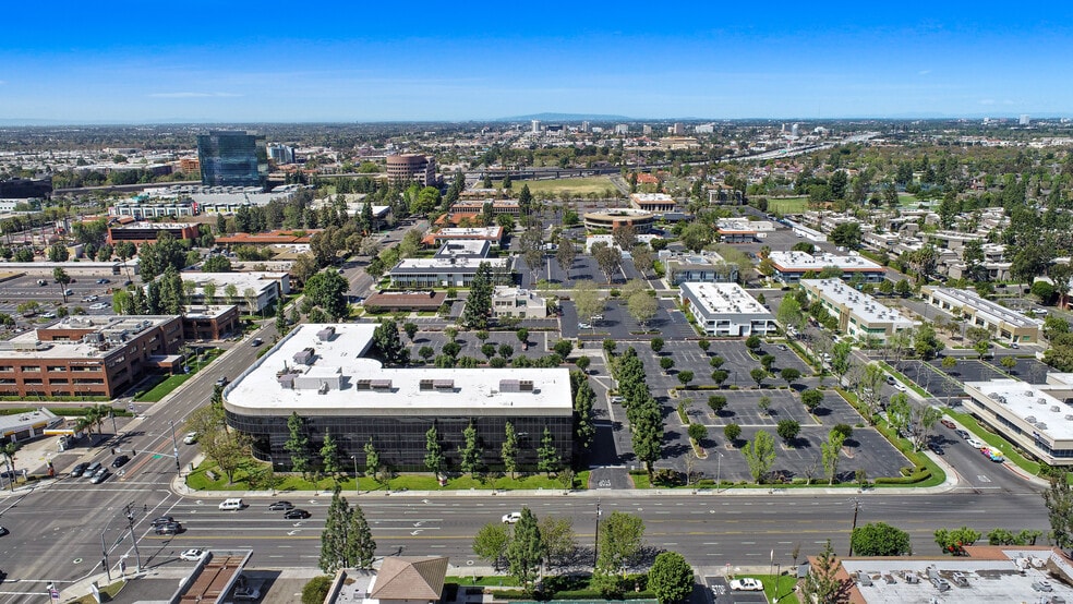 400 N Tustin Ave, Santa Ana, CA à vendre - Photo de l’immeuble – Image 3 sur 13