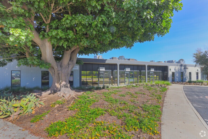 17931 Sky Park Cir, Irvine, CA à louer - Photo de l’immeuble – Image 3 sur 4
