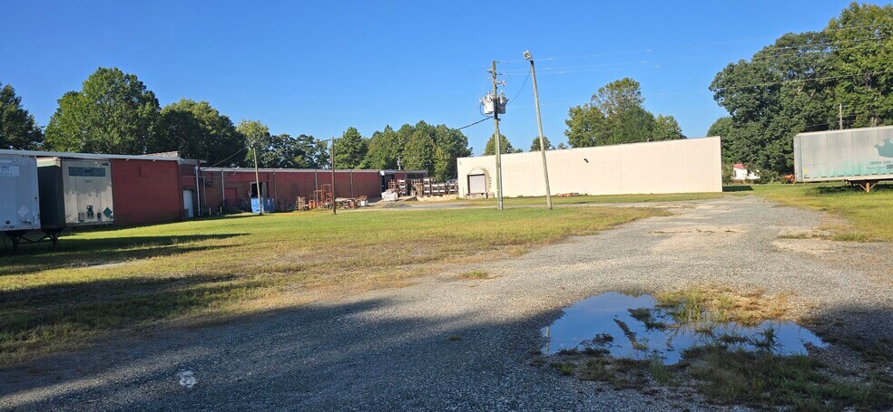 312 W Luther Ave, Liberty, NC à vendre - Photo de l’immeuble – Image 2 sur 9