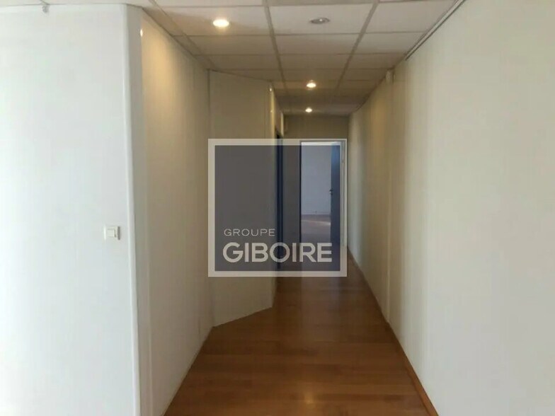 Bureau dans Saint-Grégoire à louer - Photo de l’immeuble – Image 2 sur 5