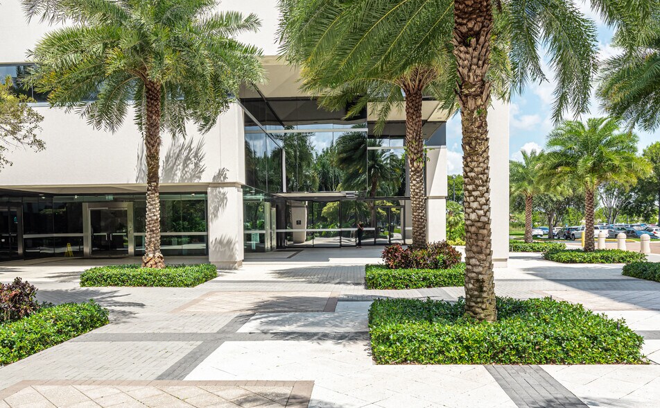 3450 Lakeside Dr, Miramar, FL à louer - Photo de l’immeuble – Image 2 sur 3