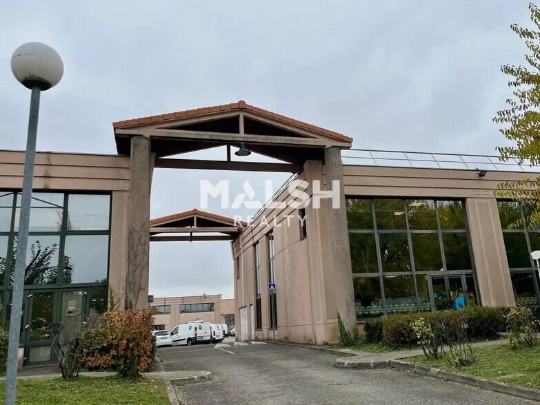 Bureau dans Bron à louer - Photo de l’immeuble – Image 1 sur 15