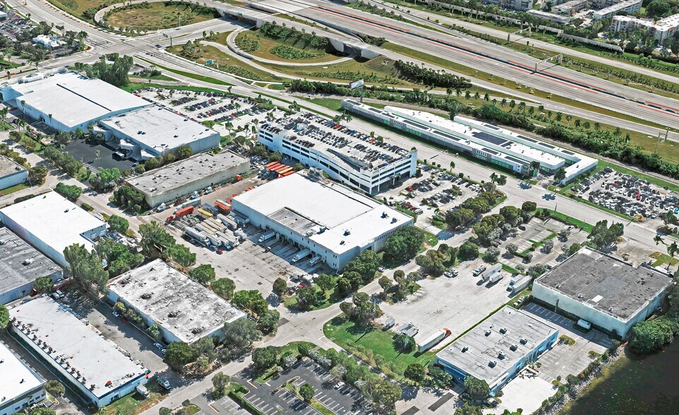 1301 NW 89th Ct, Doral, FL à louer - Photo de l’immeuble – Image 3 sur 24