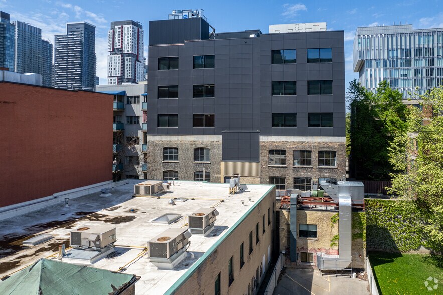 35 McCaul St, Toronto, ON à louer - Photo de l’immeuble – Image 3 sur 3