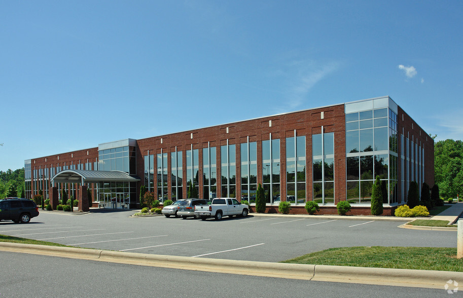 2660 Tate Blvd SE, Hickory, NC à louer - Photo de l’immeuble – Image 3 sur 5