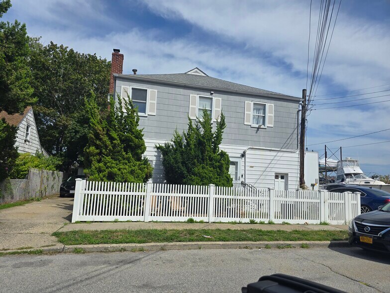 105 Eastern Blvd, Baldwin, NY à vendre - Photo principale – Image 1 sur 4