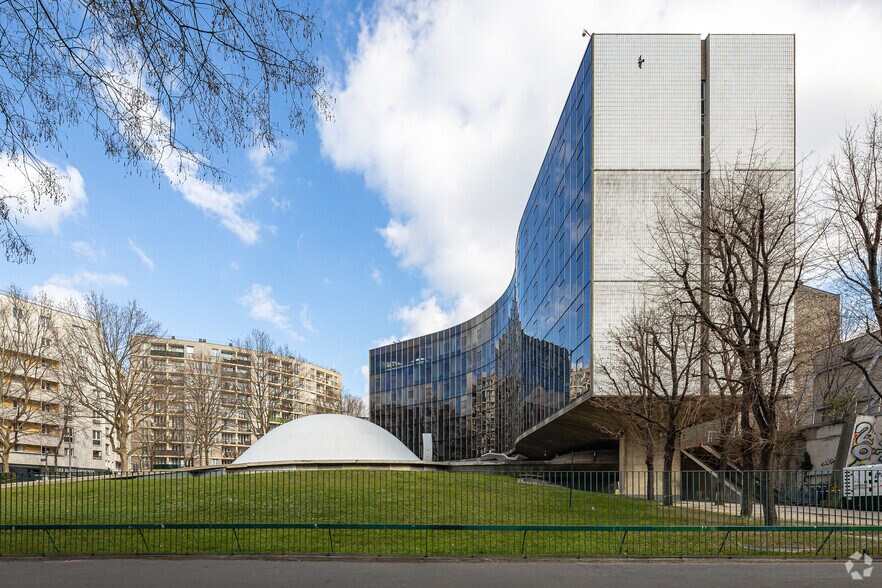 2 Place Du Colonel Fabien, Paris à louer - Photo de l’immeuble – Image 2 sur 10