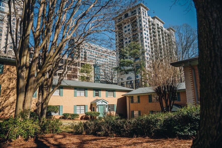 3057 Pharr Court North Ct NW, Atlanta, GA à vendre - Photo de l’immeuble – Image 2 sur 17