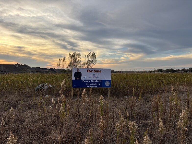 801 Ed Schmidt blvd, Hutto, TX à vendre - Photo de l’immeuble – Image 1 sur 3