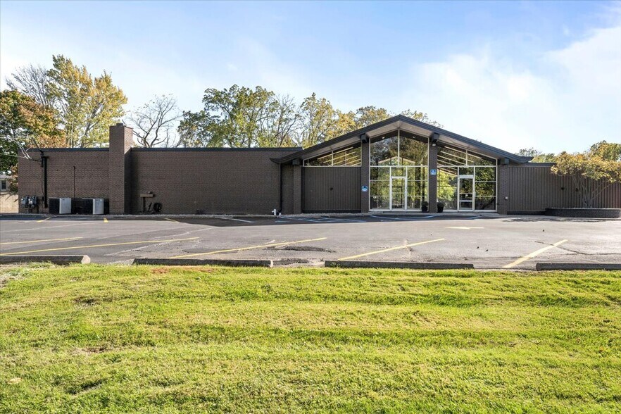 7560 Macomb St, Grosse Ile, MI à vendre - Photo de l’immeuble – Image 3 sur 38