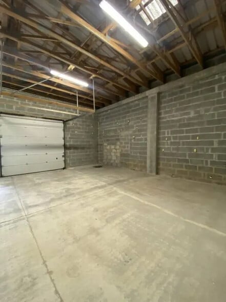 Local d’activités dans Démouville à louer - Photo intérieure – Image 1 sur 17