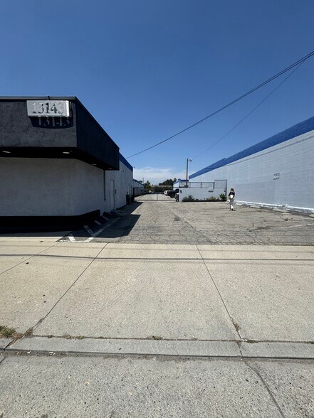 13143 Saticoy St, North Hollywood, CA à louer - Photo de l’immeuble – Image 1 sur 1