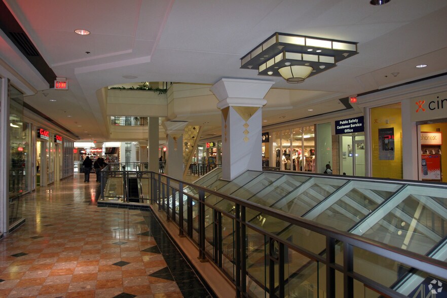 8661 Colesville Rd, Silver Spring, MD à louer - Hall d’entrée – Image 2 sur 9