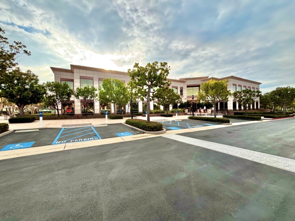 24 Corporate Plaza Dr, Newport Beach, CA à louer Photo de l’immeuble– Image 1 sur 7