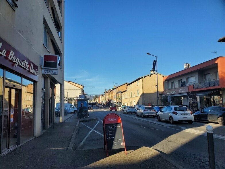 1 Place Andrée-Marie Perrin, Craponne à louer - Photo de l’immeuble – Image 2 sur 2
