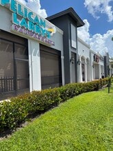 7785 Davis Blvd, Naples, FL à louer Photo de l’immeuble– Image 2 sur 23