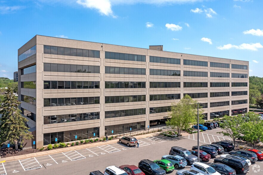 7300 Metro Blvd, Edina, MN à louer - Photo de l’immeuble – Image 2 sur 12