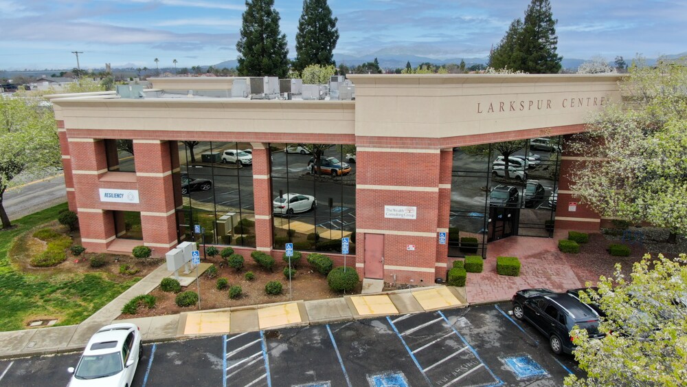 2195 Larkspur Ln, Redding, CA à louer Photo principale– Image 1 sur 31