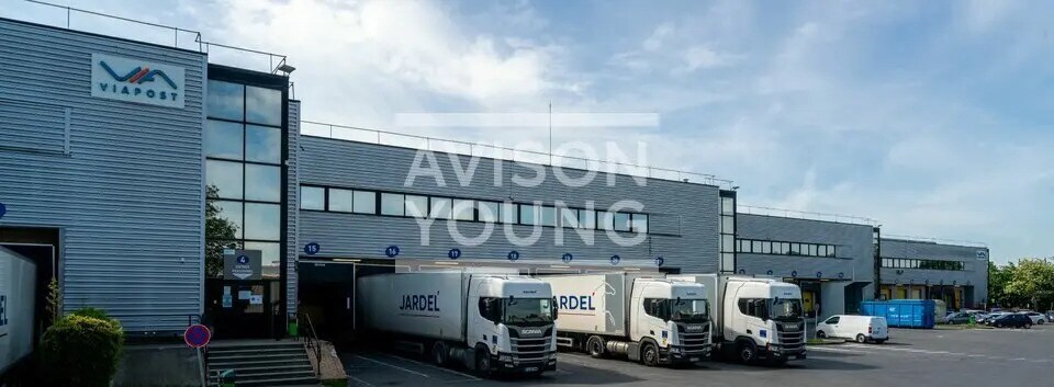 Local d’activités dans Le Bourget à louer - Photo de l’immeuble – Image 2 sur 2
