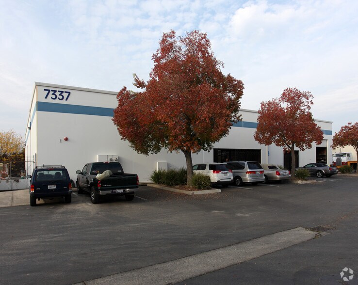7337 Roseville Rd, Sacramento, CA à vendre - Photo principale – Image 1 sur 5