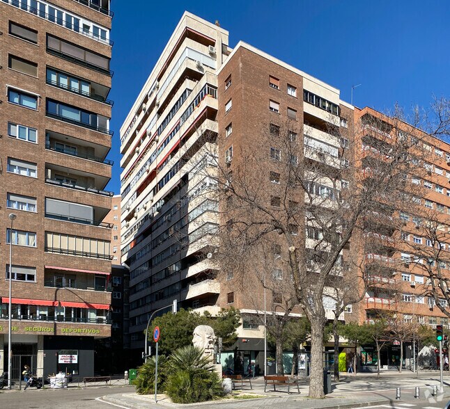 Immeuble residentiel dans Madrid, Madrid à vendre - Photo de l’immeuble – Image 2 sur 2