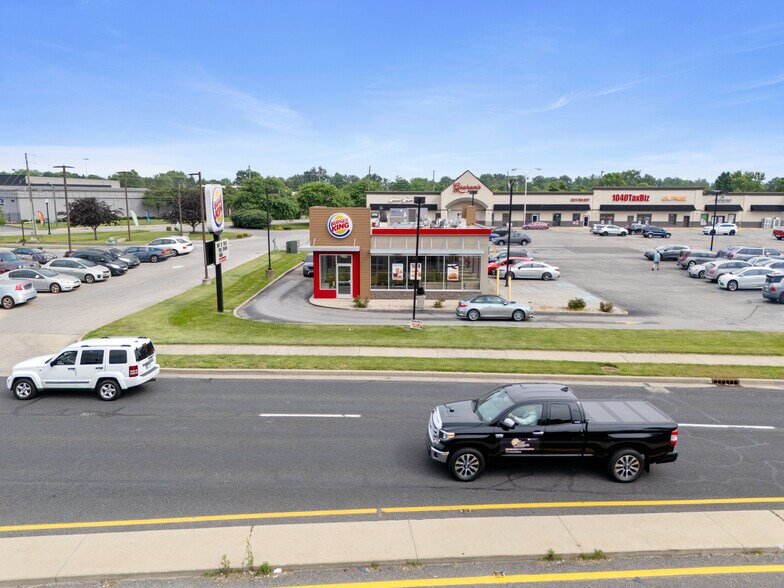 11741 Pendleton Pike, Indianapolis, IN à vendre - Photo de l’immeuble – Image 1 sur 5