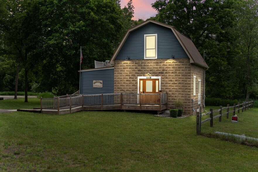 915 S Clinton St, Stockbridge, MI à vendre - Photo principale – Image 1 sur 46