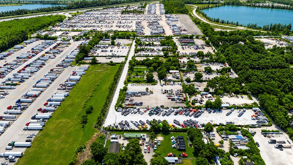 12055 NW 157th st, Hialeah, FL à vendre - Photo de l’immeuble – Image 2 sur 5