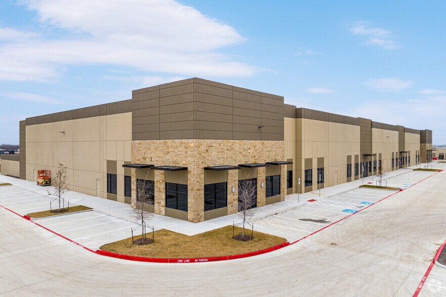 631 Industry Way, Prosper, TX à louer - Photo de l’immeuble – Image 3 sur 7