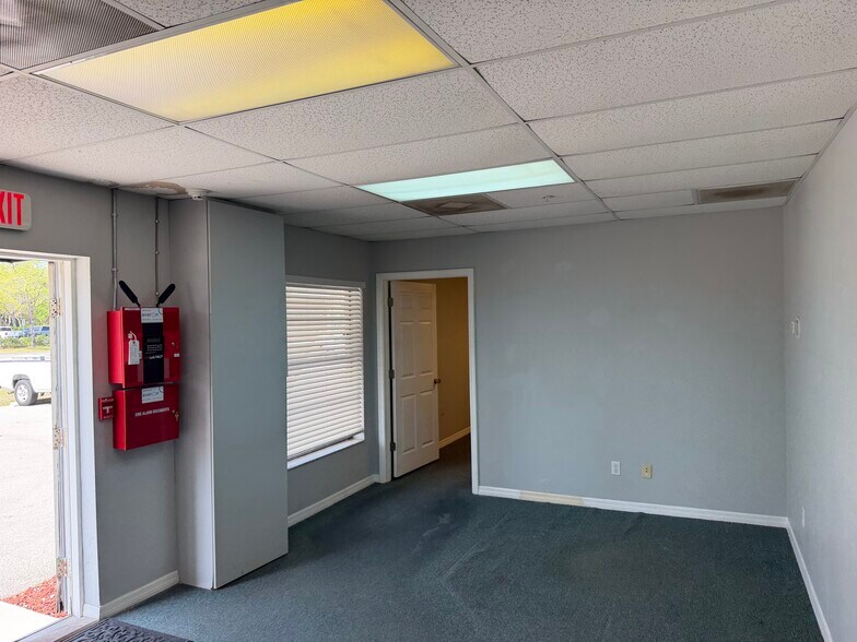 410 Leonard Blvd N, Lehigh Acres, FL à louer - Photo de l’immeuble – Image 3 sur 6