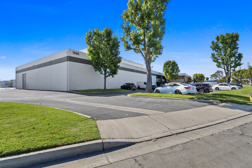 1555-1565 S Sinclair St, Anaheim, CA à louer - Photo de l’immeuble – Image 1 sur 6