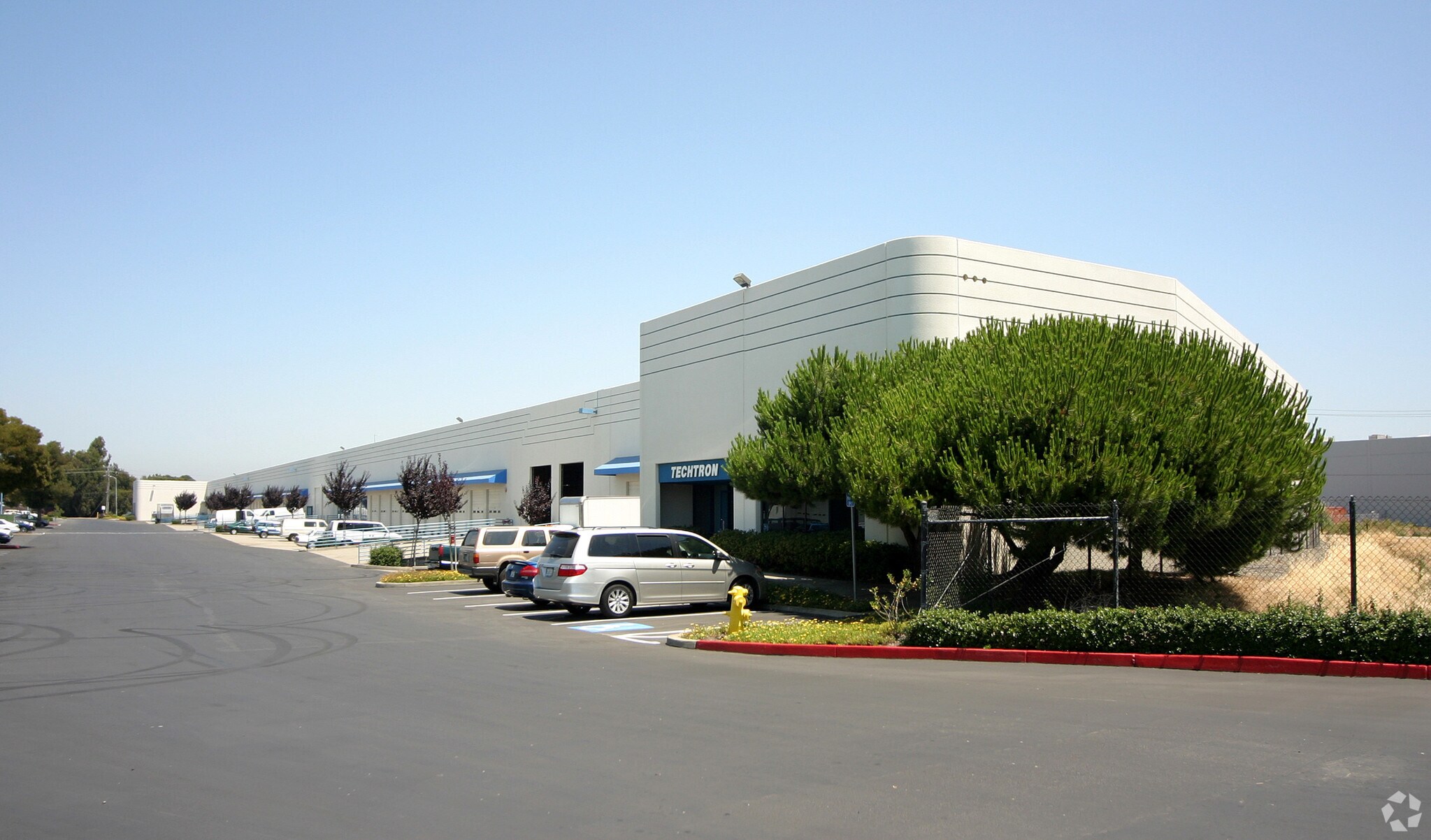 2660-2698 W Winton Ave, Hayward, CA à louer Photo de l’immeuble– Image 1 sur 6