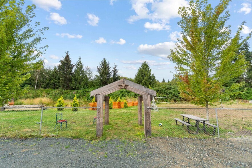 1747 Nahmint Rd, Qualicum Beach, BC à vendre - Photo de l’immeuble – Image 2 sur 17