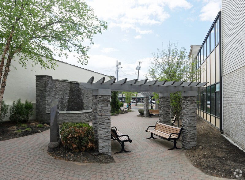 55 E Main St, Smithtown, NY à vendre - Photo de l’immeuble – Image 2 sur 3