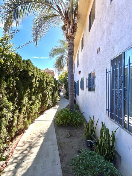 6214 S Victoria Ave, Los Angeles, CA à vendre - Photo de l’immeuble – Image 3 sur 15