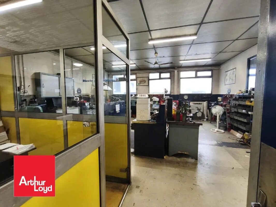 Local d’activités dans Lucé à louer Photo de l’immeuble– Image 1 sur 7