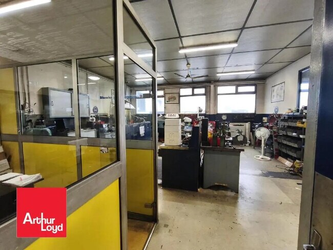 Plus de détails pour Local d'activités à louer