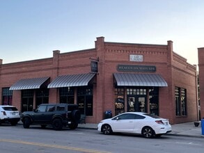 120 S Main St, Grapevine, TX à louer Photo de l’immeuble– Image 1 sur 9