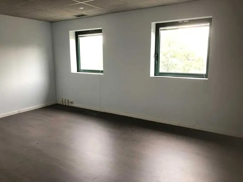 Bureau dans Les Pennes-Mirabeau à vendre - Photo intérieure – Image 2 sur 20
